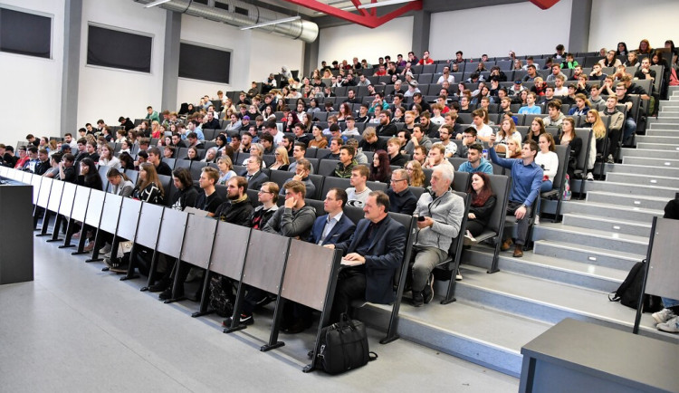 Ředitel jaderné elektrárny Temelín nebo personální ředitelka Budvaru. Na VŠTE budou přednášet odborníci