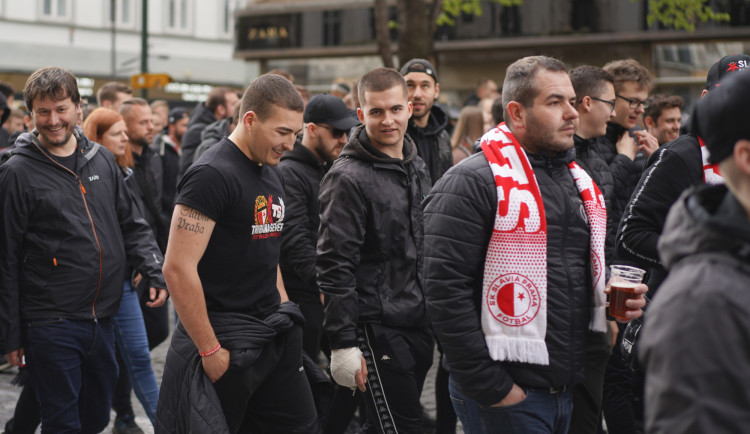 FOTOGALERIE: Fanoušci Slavie vyšli na Letnou, čeká je derby se Spartou