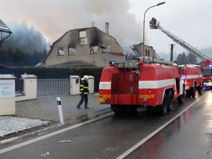 Ubytovnu na Prachaticku kompletně zničil požár. Škoda je 18 milionů korun