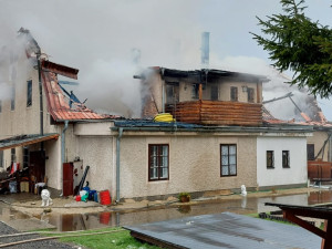 Ubytovnu na Prachaticku kompletně zničil požár. Škoda je 18 milionů korun
