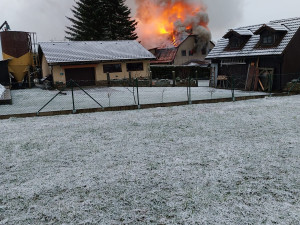 Ubytovnu na Prachaticku kompletně zničil požár. Škoda je 18 milionů korun