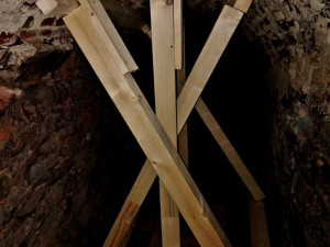 V Dačicích se propadla klenba sklepa pod náměstím. Hasiči ji museli zajišťovat