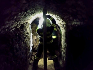 V Dačicích se propadla klenba sklepa pod náměstím. Hasiči ji museli zajišťovat