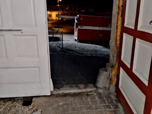 V Dačicích se propadla klenba sklepa pod náměstím. Hasiči ji museli zajišťovat