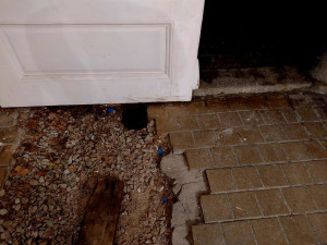 V Dačicích se propadla klenba sklepa pod náměstím. Hasiči ji museli zajišťovat