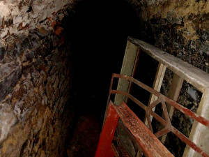 V Dačicích se propadla klenba sklepa pod náměstím. Hasiči ji museli zajišťovat