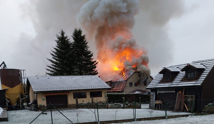 Ubytovnu na Prachaticku kompletně zničil požár. Škoda je 18 milionů korun