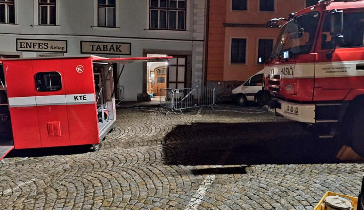 V Dačicích se propadla klenba sklepa pod náměstím. Hasiči ji museli zajišťovat