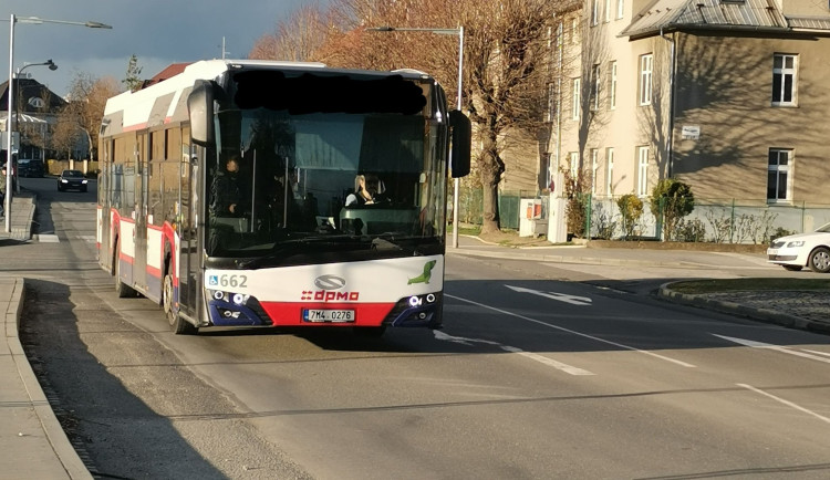 Část ulice Šlechtitelů se kvůli přestavbě parovodu na horkovod uzavře. Ovlivní to provoz MHD