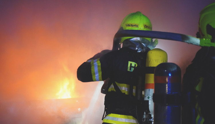 VIDEO: Ve Velké Bystřici hořela loď v garáži. Zásah komplikoval nebezpečný hořlavý materiál a tlakové lahve