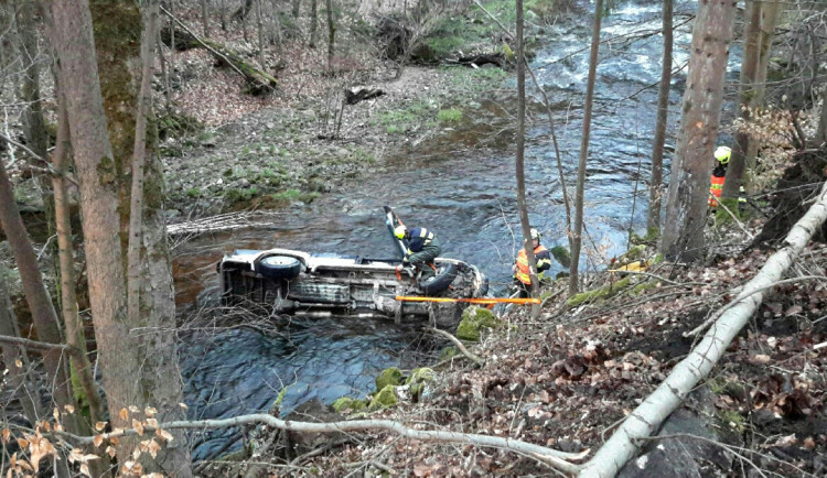 Auto sjelo z osmimetrového srázu a skončilo v řece. Vyprostit ho museli hasiči