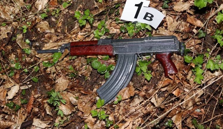 Motivem vražd v Olšovci na Přerovsku byla chorobná žárlivost. Muž střílel z nelegálně drženého samopalu