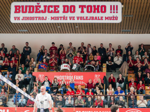 Před fanoušky hrajeme víc srdcem. Pojeďte s námi do Liberce, vzkazuje Zach