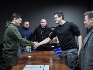 František Talíř a Vitalij Kim při podpisu memoranda.