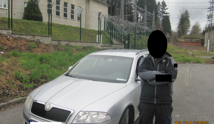 Muž ujížděl ulicemi Krumlova stokilometrovou rychlostí