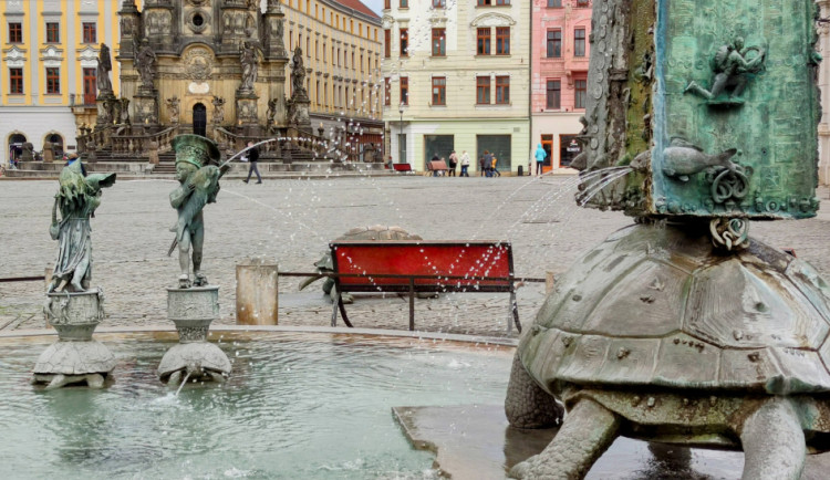 Ariónova kašna opět tryská vodu. Do její nádrže pracovníci technických služeb nalili tři a půl cisterny