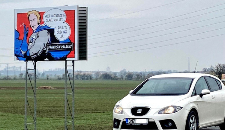 Komiksové billboardy při vjezdu do Olomouce: odvádí pozornost od řízení, zní kritika