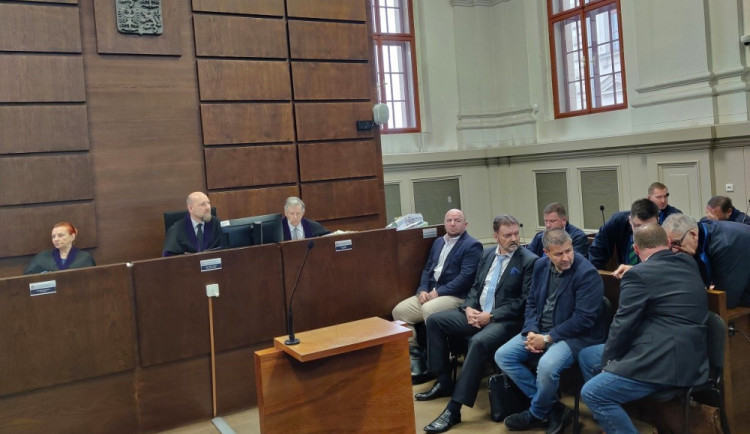 Na lavici zleva Tomáš Grimm, Roman Berbr a Michal Káník a otočený Roman Rogoz.