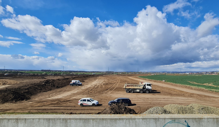 VIDEO: Stavba D1 z ptačí perspektivy. U Přerova se začíná rýsovat trasa netrpělivě očekávané dálnice