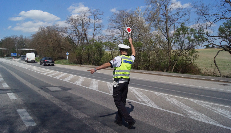 Policisté dnes budou měřit rychlost na stovkách úseků silnic