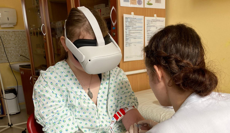 Zdravotníci ve Šternberku využívají virtuální 3D realitu, aby odvedli pozornost dětí při odběrech