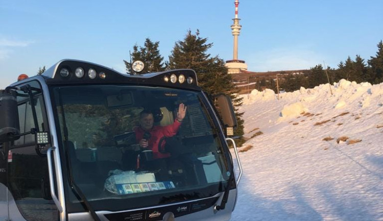 VIDEO: V Jeseníkách se stále lyžuje, na Ovčárně jely tři vleky. Rolbaři naposledy projeli trasu pro běžkaře