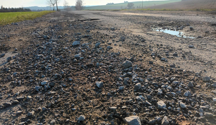 Nejhorší cesta v kraji? Chybějící asfalt, výmoly, kamení. Místní nadávají na zničenou silnici na Konicku