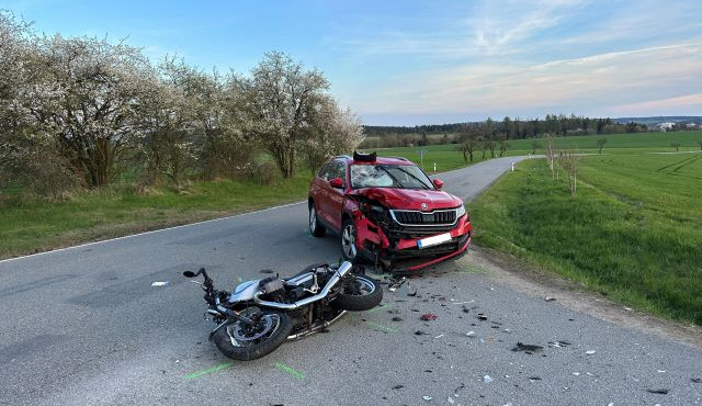 Policie hledá svědky vážné dopravní nehody, při níž byl zraněn motorkář