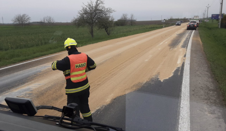 Řidiči pozor, na hlavním tahu z Olomouce na Přerov se vysypalo hnojivo. Doprava je omezená