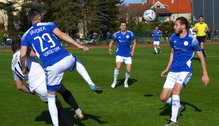 Jihočeské derby ovládl Lom a zůstává první. Vyhrálo také Táborsko