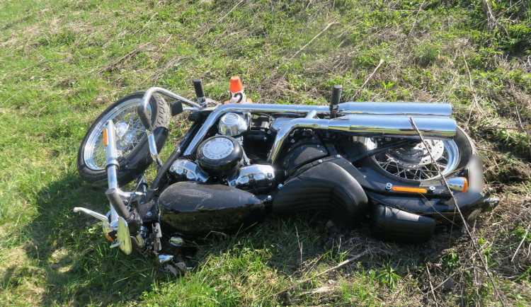 Policie varuje, s teplem přibývá nehod motorkářů. Na Šumpersku havaroval Harley Davidson, škoda je čtvrt milionu