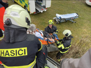Muž spadl na střechu garáže, způsobil si otevřenou zlomeninu