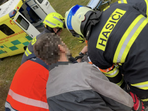 Muž spadl na střechu garáže, způsobil si otevřenou zlomeninu