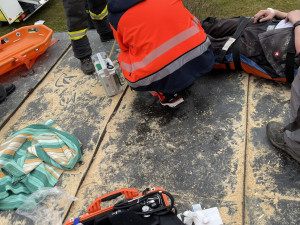 Muž spadl na střechu garáže, způsobil si otevřenou zlomeninu