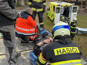 Muž spadl na střechu garáže, způsobil si otevřenou zlomeninu