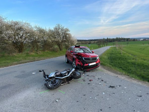 Policie hledá svědky vážné dopravní nehody, při níž byl zraněn motorkář