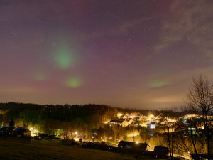 Polární záře zachycená ve Vimperku. Foto:  Vojtěch Kohout