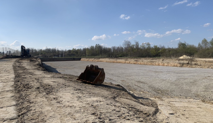 Jáma vznikla u propojky mezi sídlišti Máj a Vltava.