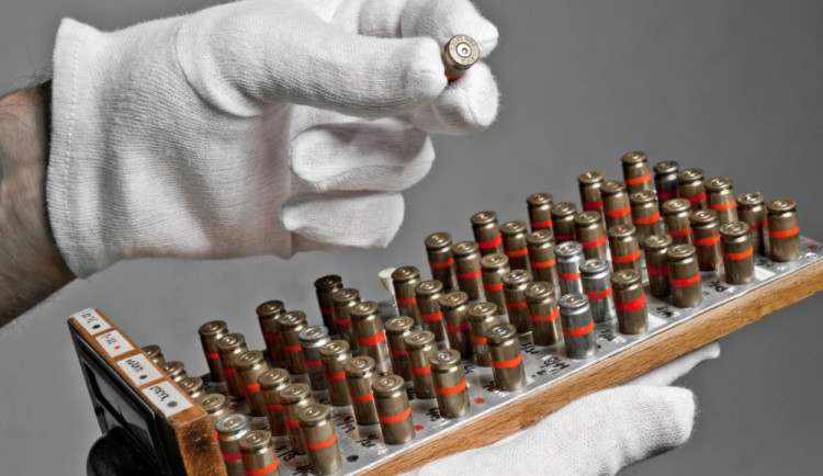 Když vědci pracují ve službách zákona. Kriminalistický ústav v Praze slaví 65 let