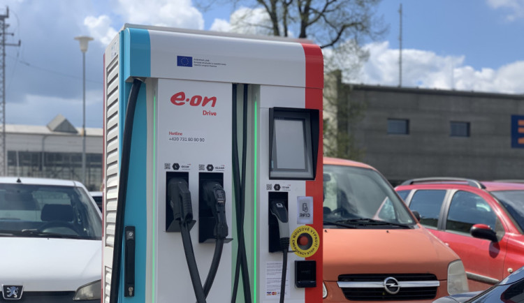 E.ON má ve Strakonicích první dobíječku elektromobilů, kde je možné platit kartou
