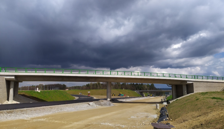 Jak pokračuje stavba dálnice z Hodějovic do Třebonína? Pokládá se asfalt a pracuje na mostech