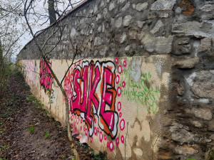 Sprejer pokreslil kamennou vyhlídku zámku na Hluboké. Hledá ho policie