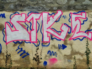 Sprejer pokreslil kamennou vyhlídku zámku na Hluboké. Hledá ho policie