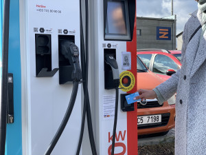 E.ON má ve Strakonicích první dobíječku elektromobilů, kde je možné platit kartou