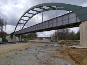 Jak pokračuje stavba dálnice z Hodějovic do Třebonína? Pokládá se asfalt a pracuje na mostech