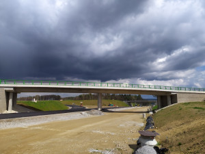 Jak pokračuje stavba dálnice z Hodějovic do Třebonína? Pokládá se asfalt a pracuje na mostech