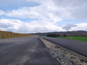 Jak pokračuje stavba dálnice z Hodějovic do Třebonína? Pokládá se asfalt a pracuje na mostech