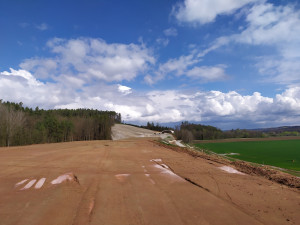 Jak pokračuje stavba dálnice z Hodějovic do Třebonína? Pokládá se asfalt a pracuje na mostech