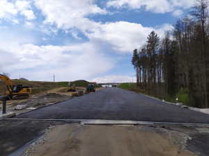 Jak pokračuje stavba dálnice z Hodějovic do Třebonína? Pokládá se asfalt a pracuje na mostech