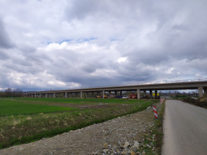 Jak pokračuje stavba dálnice z Hodějovic do Třebonína? Pokládá se asfalt a pracuje na mostech